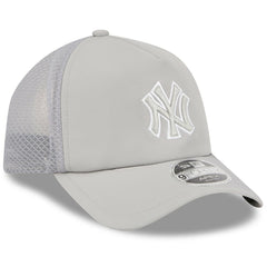 New York Yankees 2026 Batting Practice Apex 9FORTY Adjustable Trucker Hat Gray | New Era
