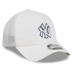 New York Yankees 2026 Batting Practice Apex 9FORTY Adjustable Trucker Hat White | New Era