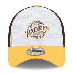 San Diego Padres 2025 MLB Clubhouse 39THIRTY Flex Hat Brown/Gold | New Era