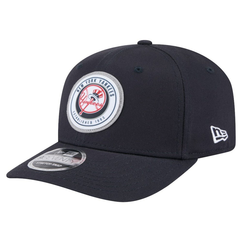 New York Yankees Circle Patch 9SEVENTY Stretch-Snap Hat Navy | New Era