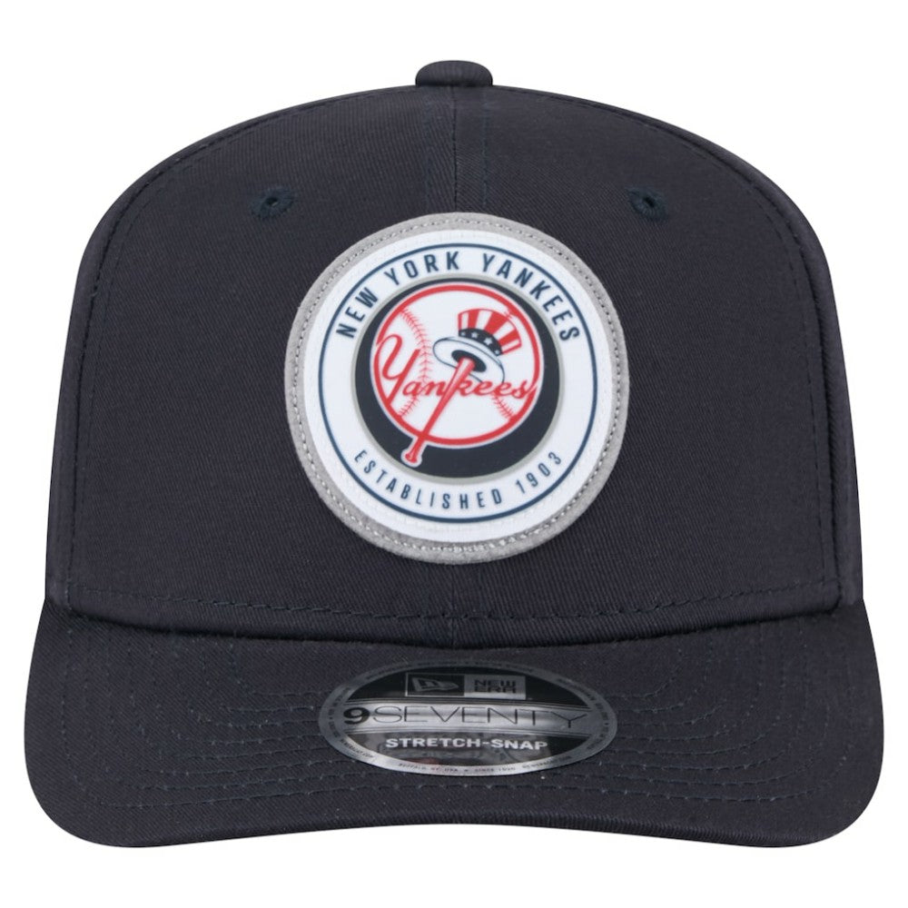 New York Yankees Circle Patch 9SEVENTY Stretch-Snap Hat Navy | New Era