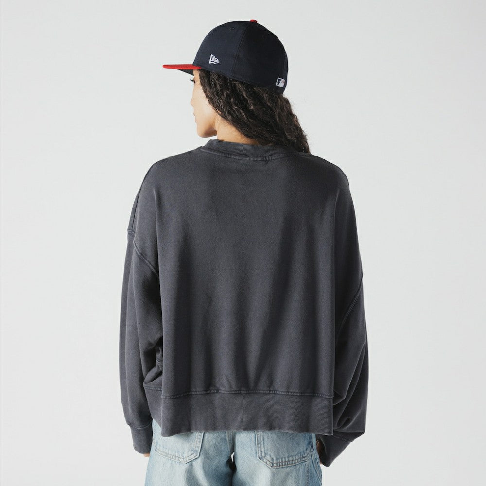 Atlanta Braves Women's Boxy Mineral Wash Dolmen Sleeve Cropped Sweatshirt Navy | New Era