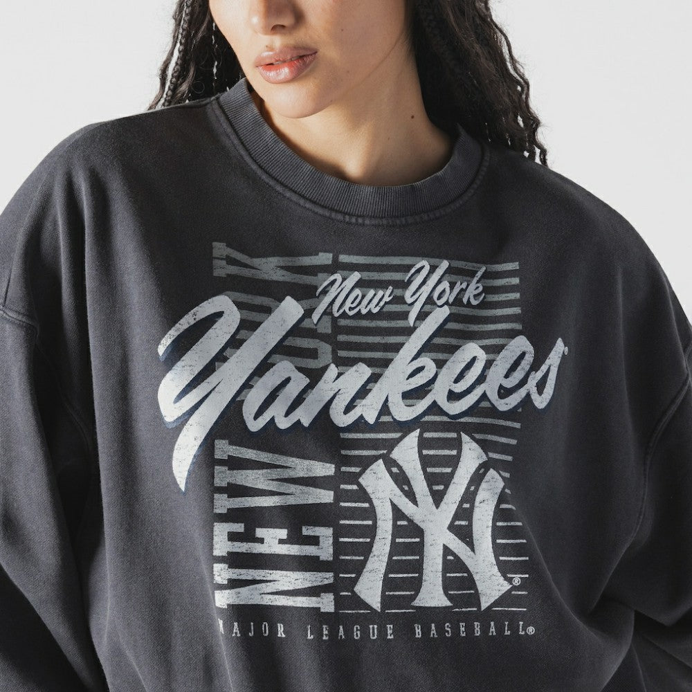 New York Yankees Women's Boxy Mineral Wash Dolmen Sleeve Cropped Sweatshirt Navy | New Era
