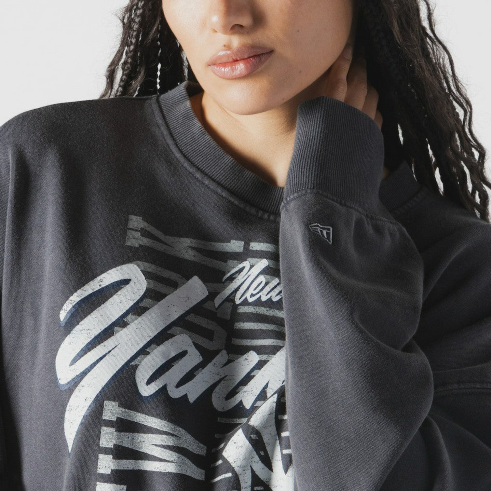 New York Yankees Women's Boxy Mineral Wash Dolmen Sleeve Cropped Sweatshirt Navy | New Era